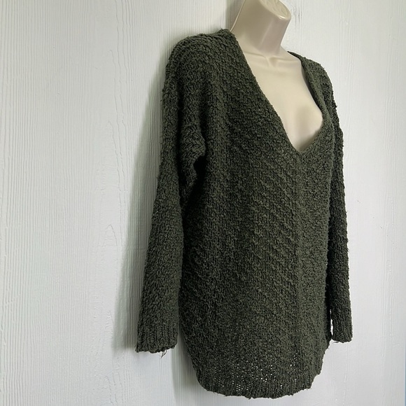ASTR The Label - Olive Green Popcorn Boucle Deep V With Cutout Slashed Sweater M - Picture 5 of 12